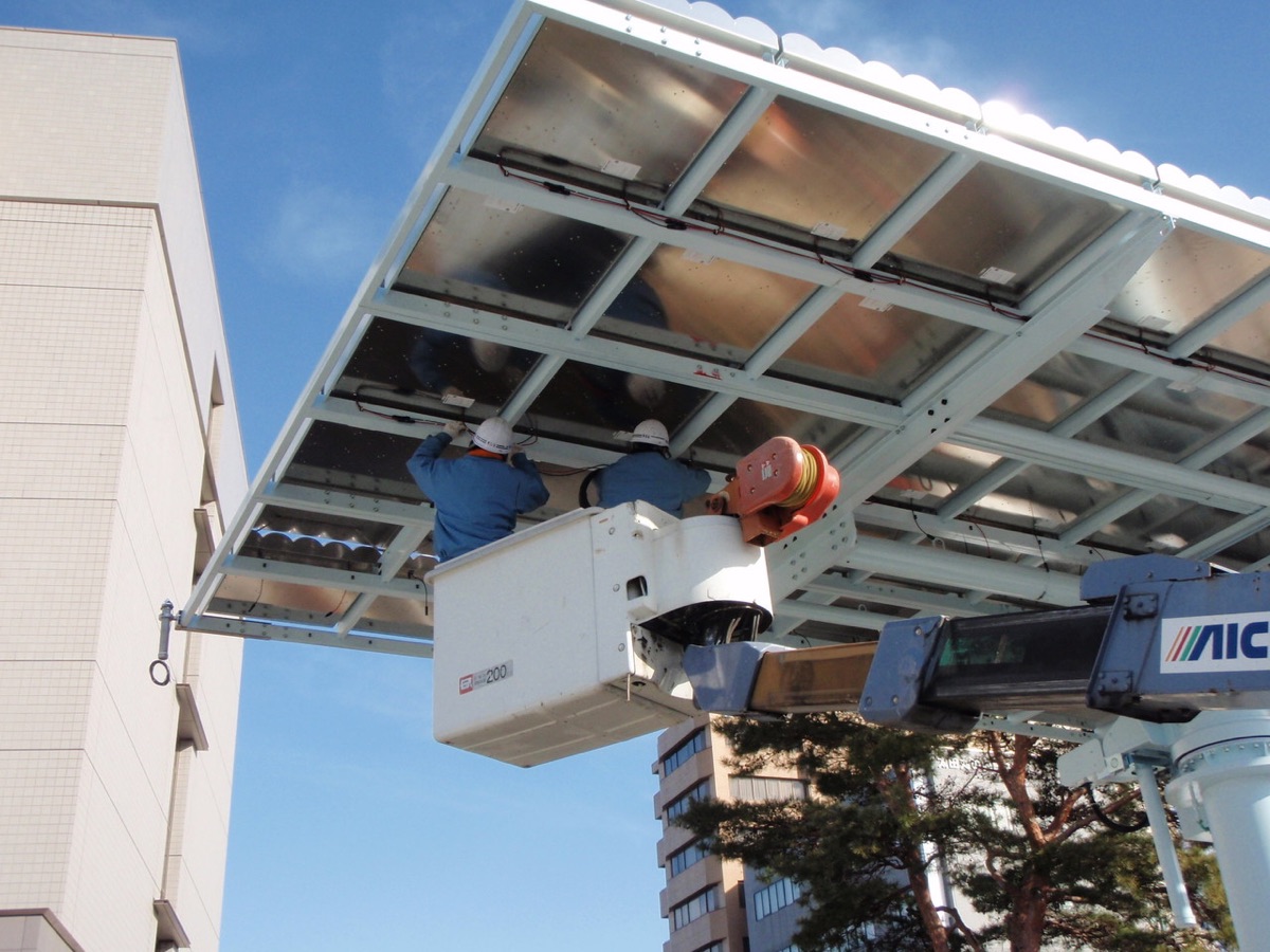 集光追尾型太陽光発電設備の設置作業